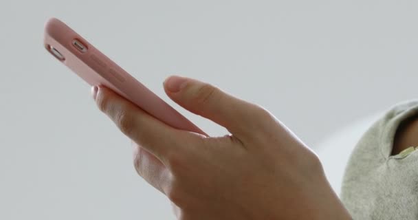 Panoramatický Postranní Portrét Mladé Ženy Zaměřený Čtení Růžového Smartphonu Snímek — Stock video