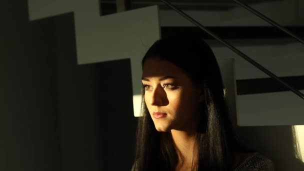 Portrait Ombragé Avec Lumière Jante Sur Belle Jeune Femme Avec — Video