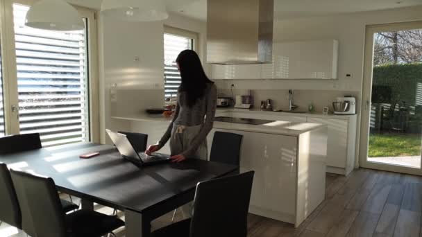 Schlankes Mädchen Steht Der Küche Kamera Rückt Näher Als Sie — Stockvideo