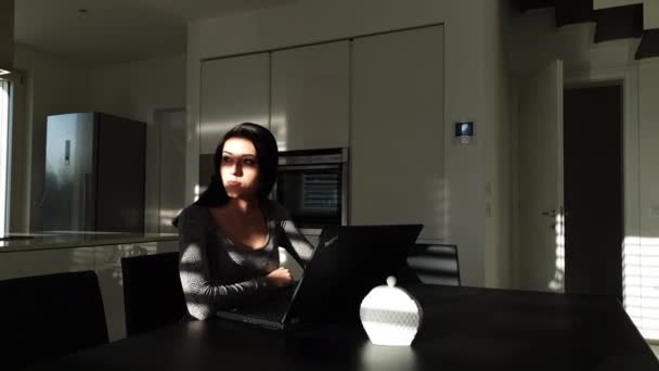 Dynamiczna Scena Zbliżania Się Młodej Kobiety Laptopie Jej Domu Dziewczyna — Wideo stockowe