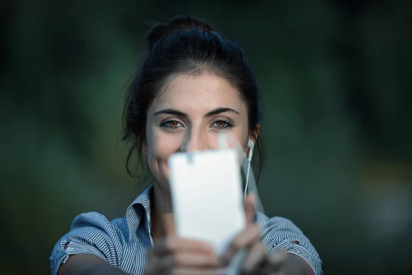 Una Mujer Joven Con Cabello Castaño Toma Selfies Hace Una —  Fotos de Stock