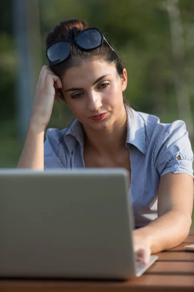 Een Jonge Werkende Vrouw Studente Gebruikt Haar Laptop Buiten Lijkt — Stockfoto