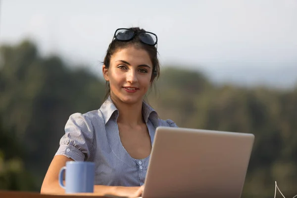 Confident Young Woman Working Her Tablet Outdoors Beautiful Sunny Day — Stock Photo, Image