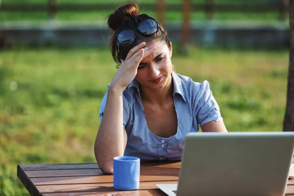 Uma Jovem Mulher Trabalhadora Estudante Está Usando Seu Laptop Livre — Fotografia de Stock