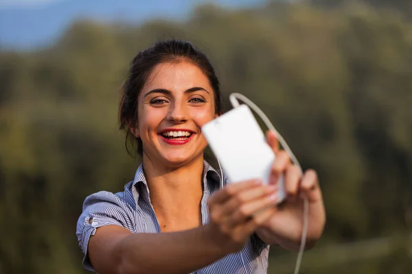 Una Mujer Joven Con Cabello Castaño Toma Selfies Hace Una — Foto de Stock