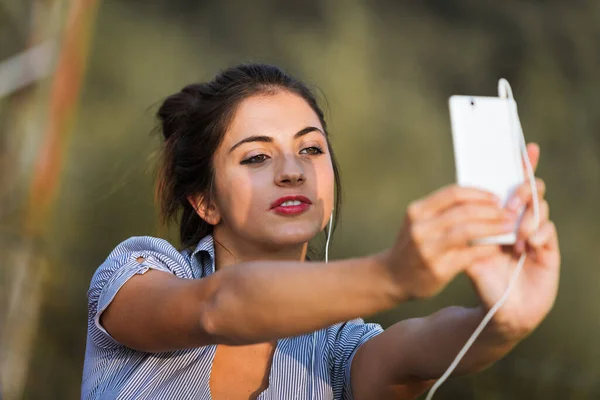 Una Giovane Donna Con Capelli Castani Prende Selfie Una Videochiamata — Foto Stock