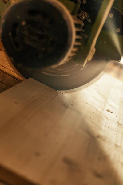 木工工場で木材を切断しながら見た木 — ストック写真