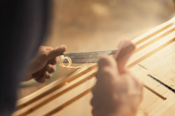Carpinteiro Usa Uma Ferramenta Corte Manual Para Chanfrar Esculpir Bordas — Fotografia de Stock