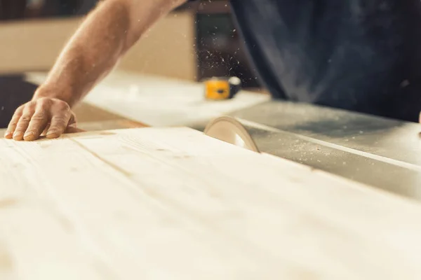 Der Tischler Führt Ein Holzbrett Mit Starker Und Sicherer Hand — Stockfoto