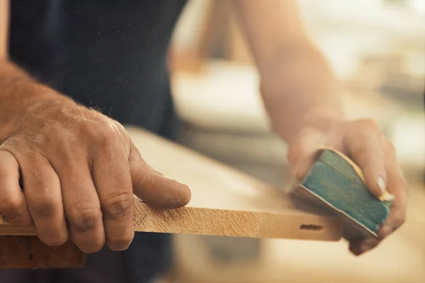 Close Das Mãos Carpinteiro Usando Lixa Para Areia Manualmente Eixo — Fotografia de Stock