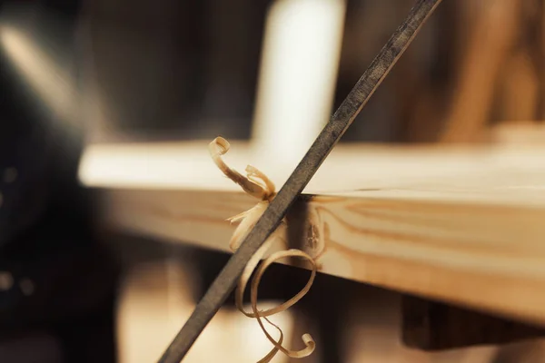 Ξυλουργός Χρησιμοποιεί Ένα Εργαλείο Κοπής Χέρι Για Τεμαχίσει Και Χαράξει — Φωτογραφία Αρχείου