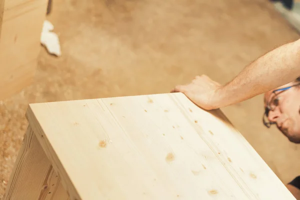 Enfoque Nítido Las Manos Del Carpintero Colocan Insertan Fijan Cuidadosamente — Foto de Stock