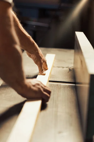 Strong Muscular Hand Forearm Carpenter Holding Metal Tool Using Aid — Stock Photo, Image