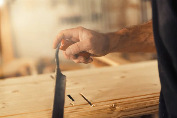 Carpinteiro Usa Uma Ferramenta Corte Manual Para Chanfrar Esculpir Bordas — Fotografia de Stock