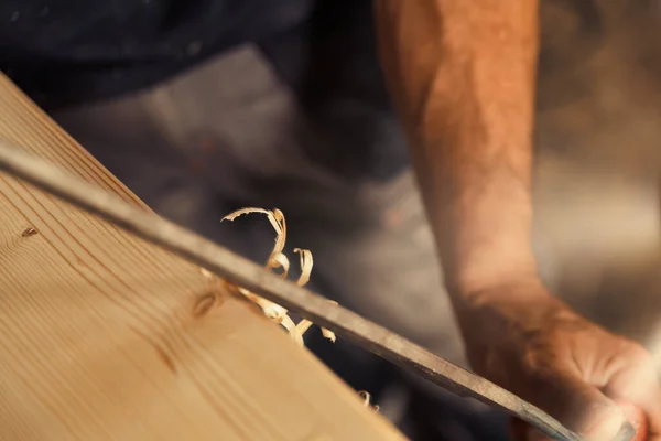 Marangoz Fırçalamak Kenarları Oymak Için Bir Manuel Kesim Aracı Kullanır — Stok fotoğraf