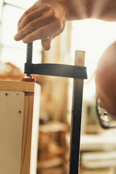 Holzhandwerker Arbeitet Traditionell Seinem Geschäft Tischler Zieht Seiner Hell Erleuchteten — Stockfoto