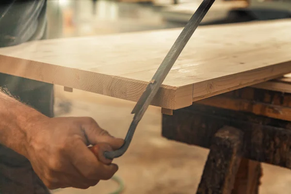 木匠使用手工切割工具对边缘进行倒角和切割 并按照自己的意愿 以正常或不规则的方式顺利地去除卷曲和碎屑 只有技艺高超的工匠才能独树一帜 — 图库照片