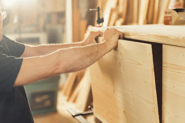 Mãos Carpinteiro Fortes Seguram Guiam Restringem Empurram Movem Madeira Enquanto — Fotografia de Stock