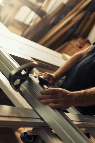 Woodworking Shop Man Positioning Wooden Shelf Board Lumber Processing Machine — Stock Photo, Image