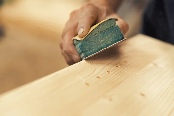 Close Das Mãos Carpinteiro Usando Lixa Para Areia Manualmente Eixo — Fotografia de Stock