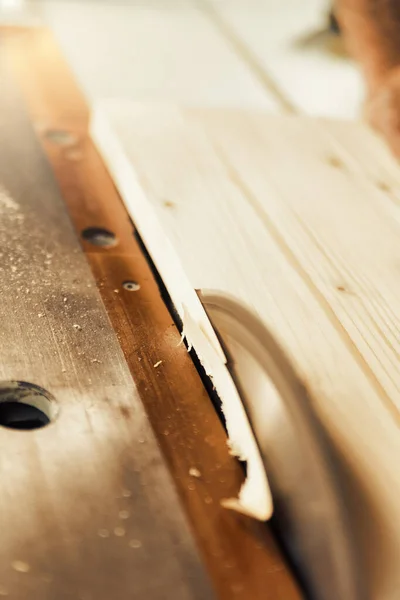 木工工場で木材を切断しながら見た木 — ストック写真