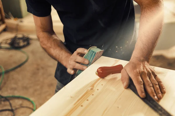 Der Handwerker Schleift Komplett Von Hand Mit Einer Hand Während — Stockfoto