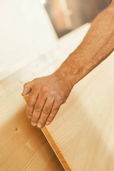 Silna Ręka Człowieka Podnosi Dużą Drewnianą Deskę Siłą Precyzją Skupiamy — Zdjęcie stockowe
