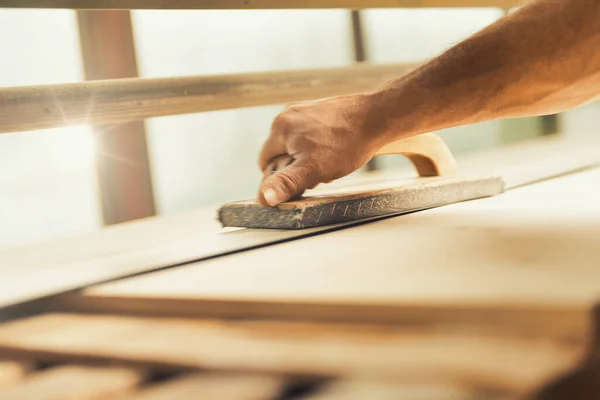 Der Professionelle Holzbearbeiter Verwendet Eine Moderne Hobelmaschine Oder Schleifmaschine Mit — Stockfoto