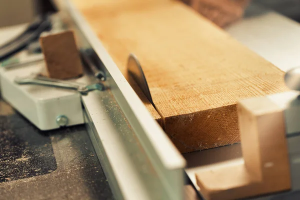 Holzsäge Beim Schnittholzschneiden Einer Holzwerkstatt — Stockfoto