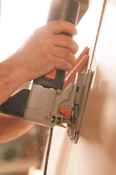 Handwerkerhand Mit Einem Schneidwerkzeug Oder Schleifen Gegenlicht Moment Des Handelns — Stockfoto