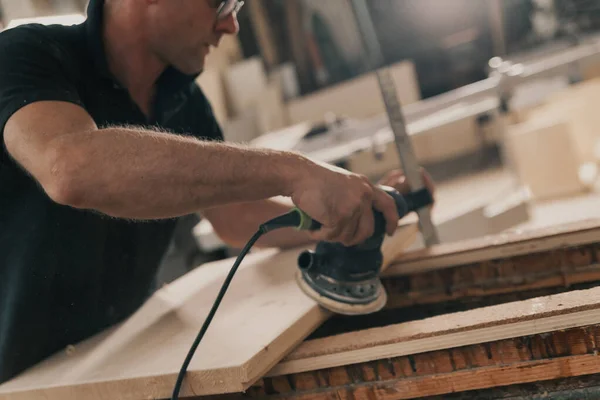 Carpinteiro Trabalho Com Uma Lixadeira Moderna Uma Pequena Ferramenta Que — Fotografia de Stock