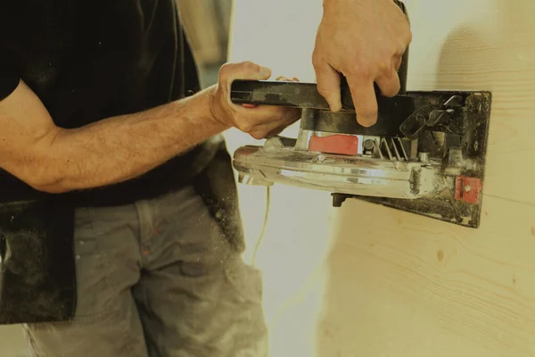 Homem Ação Trabalho Com Ferramentas Poderosas Carpinteiro Está Lixando Uma — Fotografia de Stock