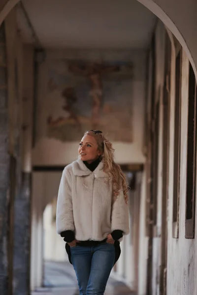 Blond Kvinne Sightseeing Historisk Europeisk Full Brosteinsgater Buegater Marmor Middelalderske – stockfoto
