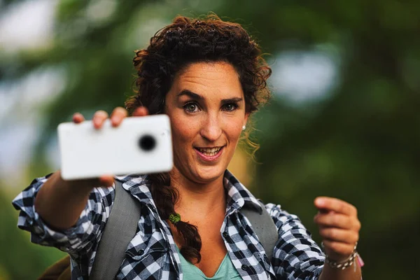 Människofotograf Tar Mobilbilder Någon Och Ger Dem Anvisningar Hur Ska — Stockfoto