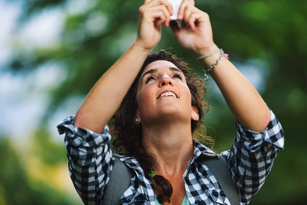 Woman Takes Overhead Photos Her Cell Phone Perhaps She Birdwatching — Stock Photo, Image
