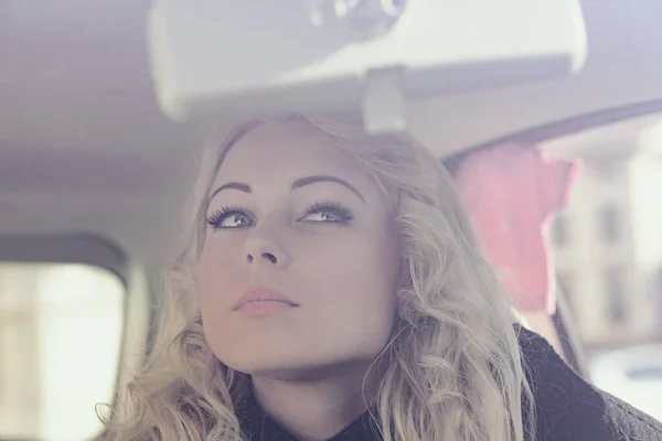 Блондинка Трогает Макияж Наносит Машину Потрясающая Хочет Идеальной Себя Потенциального — стоковое фото