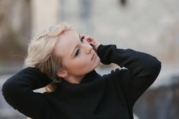 Jeune Femme Aux Cheveux Blonds Longs Bouclés Parfaitement Perméables Maquillage — Photo
