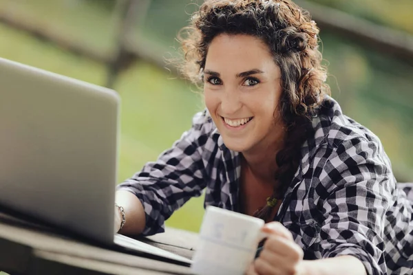 Young Curly Haired Woman Decided Laptop Work Outdoors Avoid Back — Stock Photo, Image