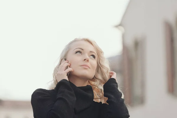 Młoda Kobieta Długimi Kręconymi Doskonale Utrzymanymi Blond Włosami Doskonałym Makijażem — Zdjęcie stockowe