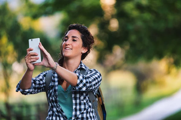 Mujer Toma Fotos Con Smartphone Todo Que Campo Una Mujer — Foto de Stock