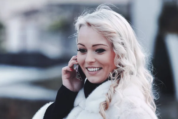 Ung Kvinna Med Långt Lockigt Perfekt Permanentat Blont Hår Perfekt — Stockfoto