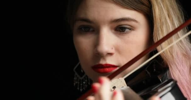 Visão Frontal Foco Seletivo Foco Muda Para Rosto Jovem Violinista — Vídeo de Stock