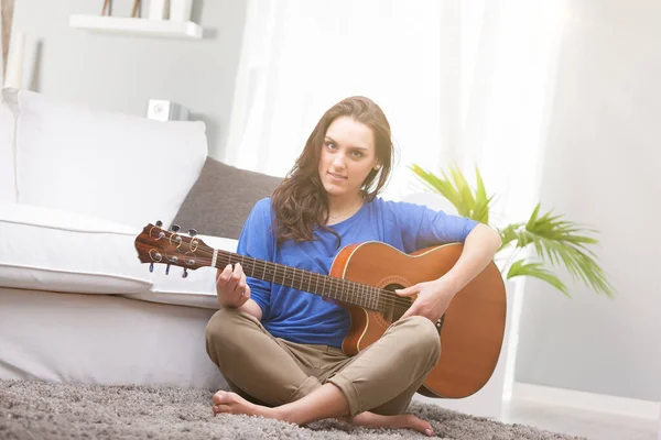 Ein Mädchen Eine Junge Frau Spielt Gitarre Mit Überkreuzten Beinen — Stockfoto