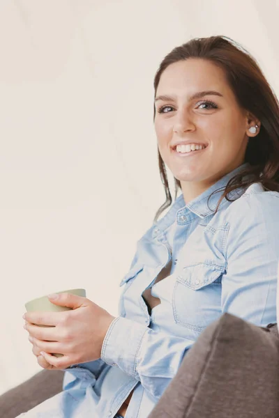 Uma Mulher Feliz Sorridente Senta Seu Sofá Branco Casa Desfrutando — Fotografia de Stock