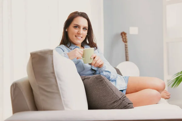 Eine Fröhliche Und Lächelnde Frau Sitzt Hause Auf Ihrem Weißen — Stockfoto