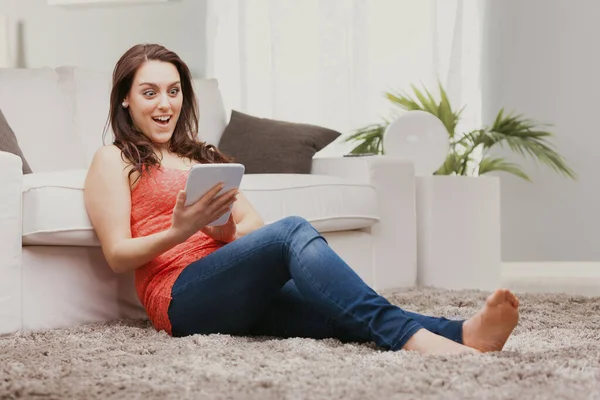 Eine Frau Auf Der Couch Ihrem Wohnzimmer Mit Einem Digitalen — Stockfoto