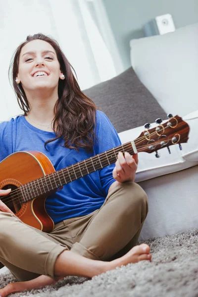 Ein Mädchen Eine Junge Frau Spielt Gitarre Mit Überkreuzten Beinen — Stockfoto