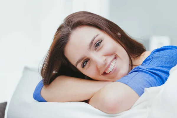 Una Mujer Joven Feliz Soñadora Sonríe Con Cabeza Apoyada Sus — Foto de Stock