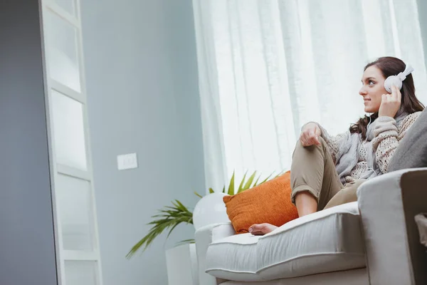 Eine Frau Brauntönen Sitzt Barfuß Auf Ihrem Heimischen Sofa Sie — Stockfoto