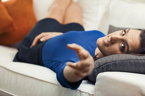 Uma Mulher Está Descansando Seu Sofá Branco Seu Tempo Livre — Fotografia de Stock
